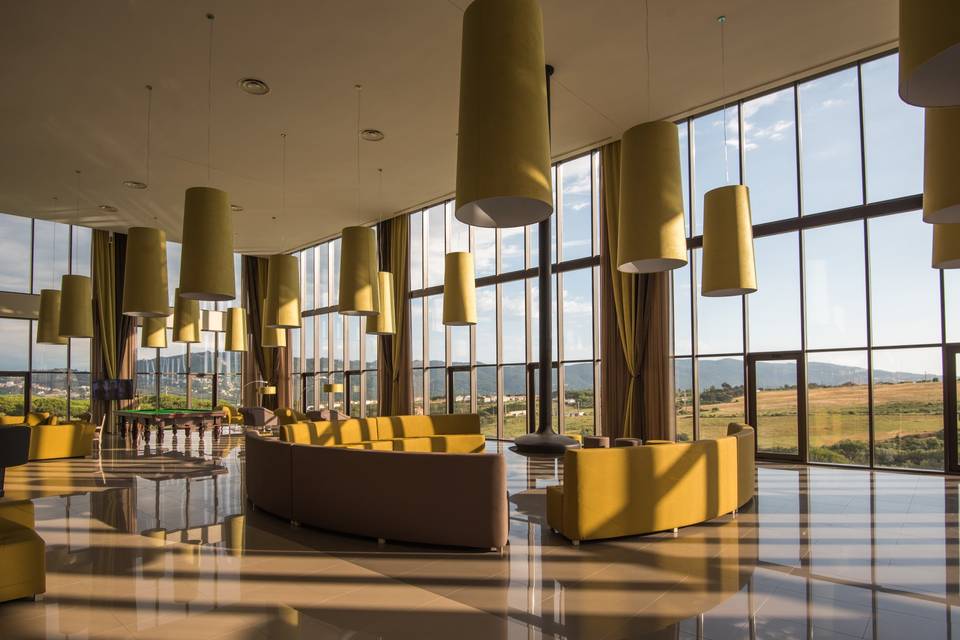 Lobby do hotel com vista para a serra